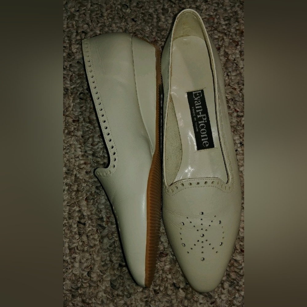 Evan Picone ivory driving shoes